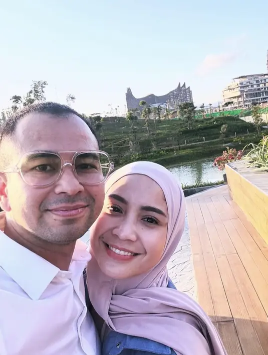 Dengan gaya kasual, Nagita Slavina juga kenakan hijab bergaya pashmina.  [Foto: Instagram/ Raffinagita]