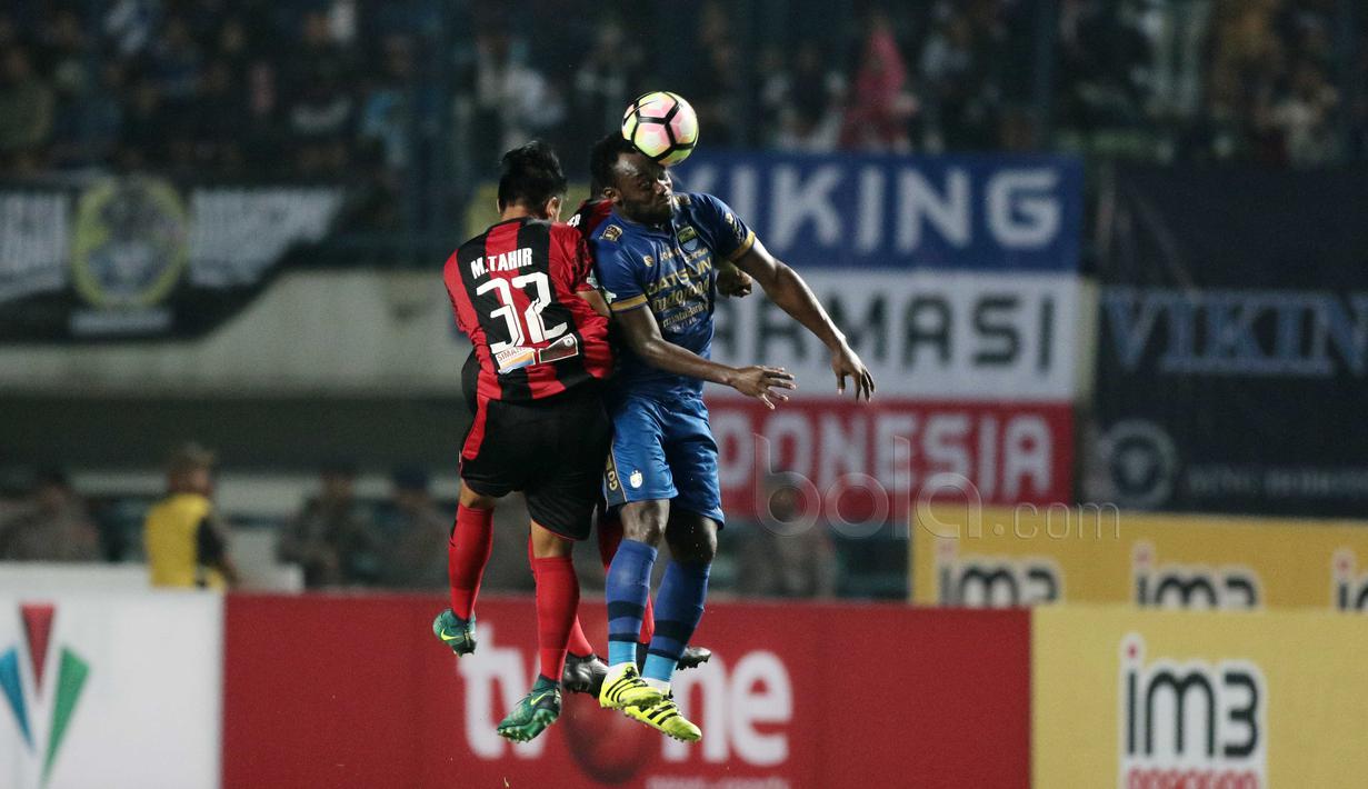Michael Essien melakukan duel dengan para pemain Persipura pada lanjutan Liga 1 2017 di Stadion GBLA, Bandung, Minggu (7/5/2017). Persib menang 1-0. (Bola.com/Nicklas Hanoatubun)