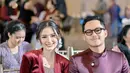 Gaya lainnya juga berhasil hadirkan pesona anggun dengan kebaya velvet yang begitu cantik. [Foto: Instagram/ Sarah Menzel]