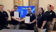 CEO Campus League, Ryan Gozali, dan Associate Vice President of Student Development, Alumni & Corporate Relations UPH, Dr. Andry M. Panjaitan, secara simbolis memperlihatkan Memorandum of Understanding (MoU) yang ditandatangani pada Sabu (6/6/2026). (Bola.com/Campus League)