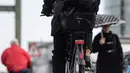 Warga memakai sepeda melalui salju di Munich, Jerman selatan, (18/4). Hujan salju yang melanda kawasan ini tidak menyurutkan warga untuk tetap beraktivitas. (AFP PHOTO / dpa / Matthias Balk / Jerman OUT)
