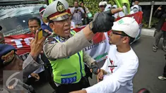Aparat bersitegang dengan massa aksi dari Front Pancasila saat berusaha masuk menuju Hotel Aryaduta, Jakarta, Senin (18/4). Mereka menolak Simposium PKI yang dapat dimanfaatkan menghidupkan kembali paham komunis. (Liputan6.com/Faizal Fanani)