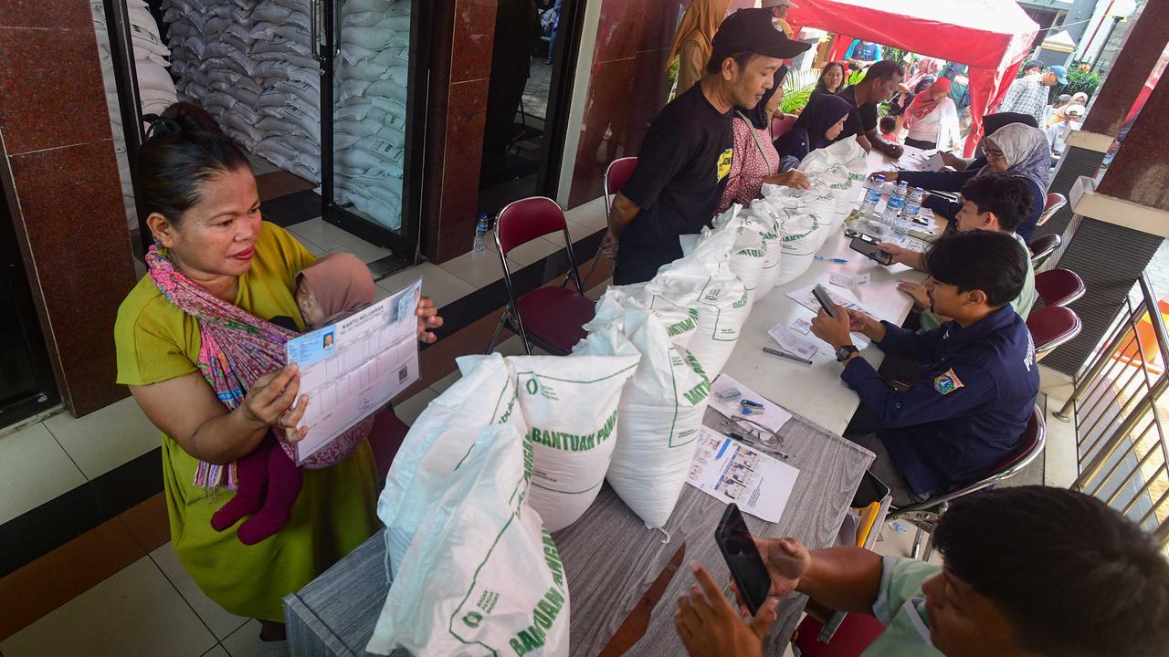 Warga Kebon Baru Antre Beras Bantuan Pangan
