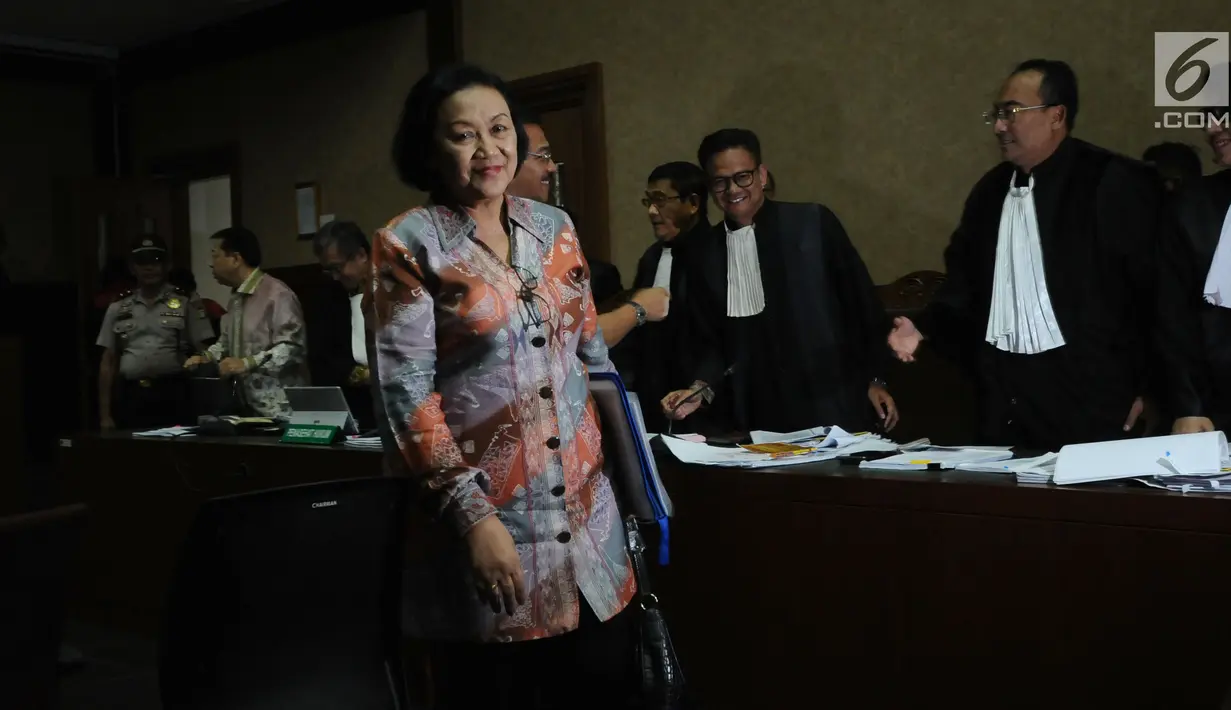 Mantan Sekjen Kemendagri, Diah Anggraeni saat jeda persidangan dugaan korupsi proyek e-KTP dengan terdakwa, Setya Novanto di Pengadilan Tipikor, Jakarta, Senin (29/1). Sidang mendengar keterangan saksi. (Liputan6.com/Helmi Fithriansyah)