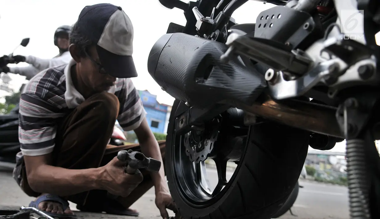 <p>Montir memperbaiki motor di bengkel di Jalan Otista, Jakarta, Minggu (26/5/2019). Jelang Idul Fitri atau Lebaran, jumlah pelanggan bengkel motor di kawasan Otista meningkat, mulai dari menyervis mesin hingga membeli perlengkapan guna kesiapan mudik mendatang. (merdeka.com/Iqbal S. Nugroho)</p>