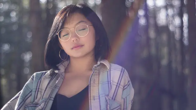 ilustrasi permepuan kacamata