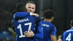 Striker Everton, Wayne Rooney, memeluk rekannya, Idrissa Gueye, yang berhasil mencetak gol ke gawang  Hajduk Split pada leg I play-off Liga Europa di Stadion Goodison Park, Jumat (18/8/20127). Everton menang 2-0 atas Hajduk Split. (AFP/Oli Scarff)
