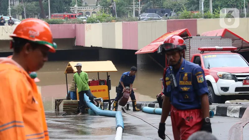 Gunakan Pompa, Petugas Gabungan Sedot Banjir di Underpass Kemayoran