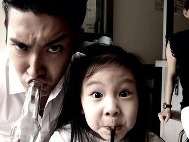 Pria kelahiran 10 Februari 1987 ini selalu menghabiskan waktu bersama keponakannya di sela-sela kesibukannya. (Liputan6.com/twitter/@siwonchoi)