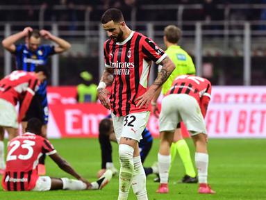 Ekspresi pemain belakang AC Milan, Kyle Walker di akhir pertandingan sepak bola Serie A Italia melawan Inter di stadion San Siro, Milan, pada 2 Februari 2025. (PIERO CRUCIATTI/AFP)
