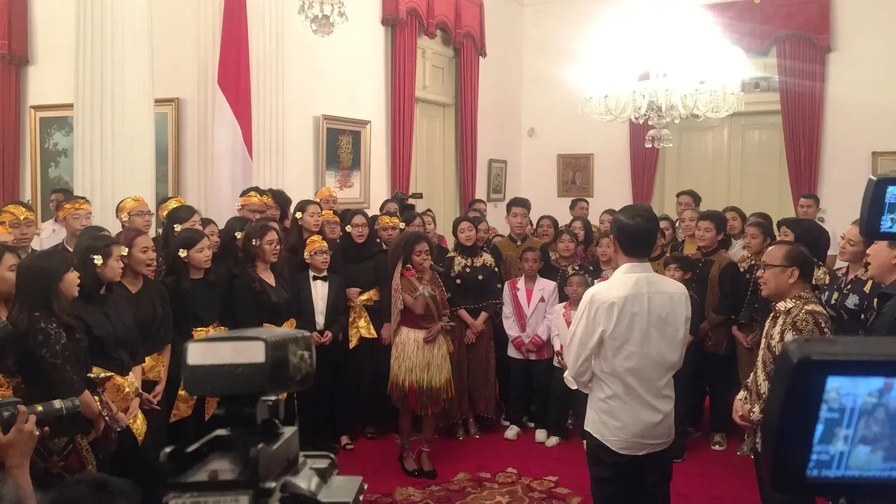 Presiden Jokowi mendengarkan peserta Talenta Bhinneka Tunggal Ika bernyanyi. (Liputan6.com/Lizsa Egeham)