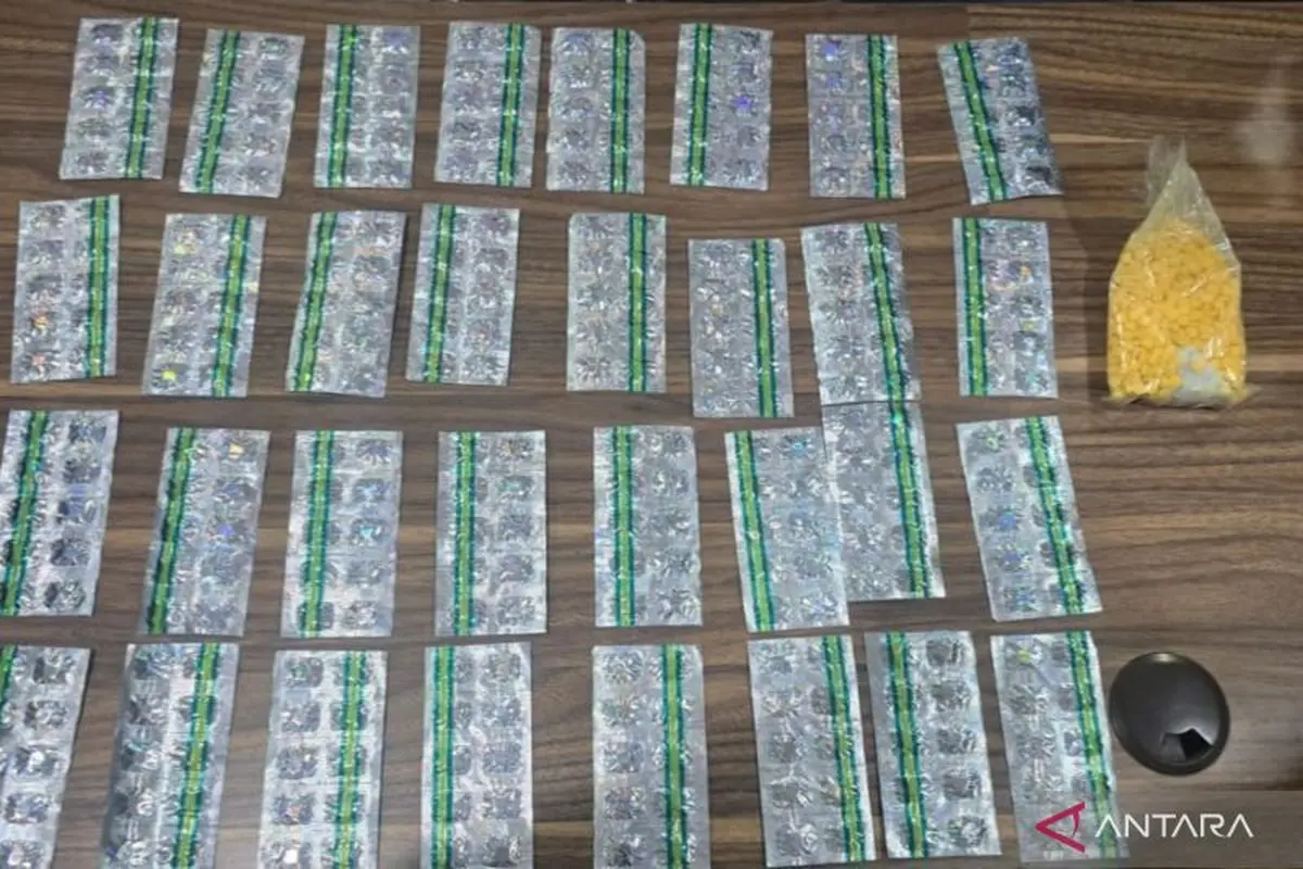 Barang bukti obat keras ilegal daftar G yang disita petugas dari dua pengedar diamankan di Mapolres Metro Bekasi (Antara)