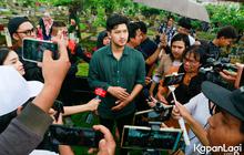 Dalam Keadaan Ditahan, Ammar Zoni Mengumandangkan Azan dan Ikamah melalui Video Call di Pemakaman Ayahnya