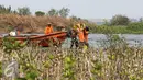 Petugas mengangkut sampah kedalam perahu di pesisir Muara Angke, Jakarta, Kamis (29/10). Setiap harinya mereka yang digaji UMR berkeliling membersihkan sampah yang terbawa arus laut maupun aliran sungai Kanal Banjir Barat. (Liputan6.com/Faizal Fanani)