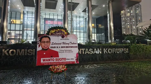 Sebuah karangan bunga ucapan selamat ulang tahun dari Ketua DPC PDI Perjuangan (PDIP) Kota Tangerang Selatan sekaligus Ketua Umum REPDEM, Wanto Sugito, terlihat terpasang di depan Gedung Komisi Pemberantasan Korupsi (KPK)
