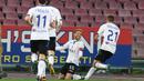 Para pemain Atalanta merayakan gol Alejandro Gomez (tengah) ke gawang Napoli pada laga perempat final Coppa Italia di San Paolo stadium, Naples, (2/1/2018). Napoli kalah dari Atalanta 1-2. (Ciro Fusco/ANSA via AP)