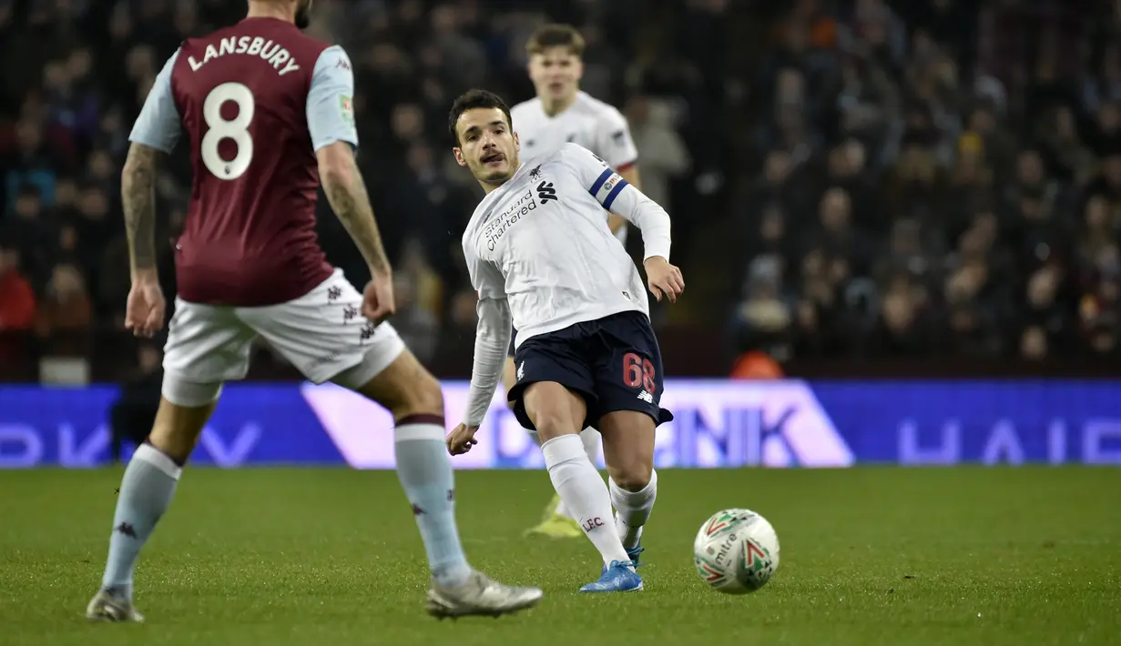 Gelandang Liverpool, Pedro Chirivella (kanan) mengumpan bola saat melawan Aston Villa pada pertandingan perempat final Piala Liga Inggris di Villa Park di Birmingham (17/12/2019). Liverpool kalah telak 5-0 atas Aston Villa. (AP Photo / Rui Vieira)