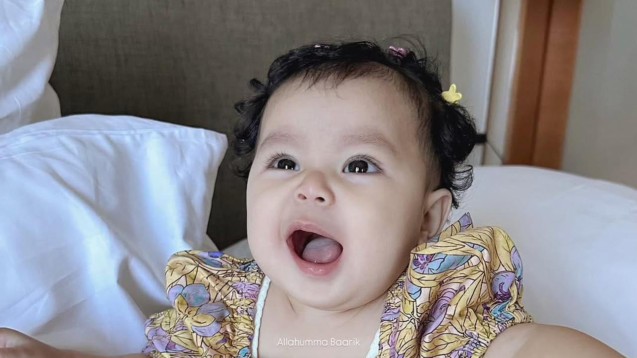 Potret Cantik Alesha Anak Larissa Chou dengan Jepit Rambut, Lucu dan Gemas