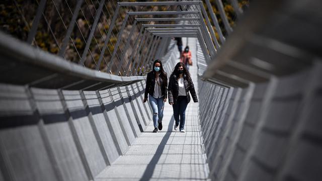 Menyeberangi Jembatan Gantung Pejalan Kaki Terpanjang di Dunia