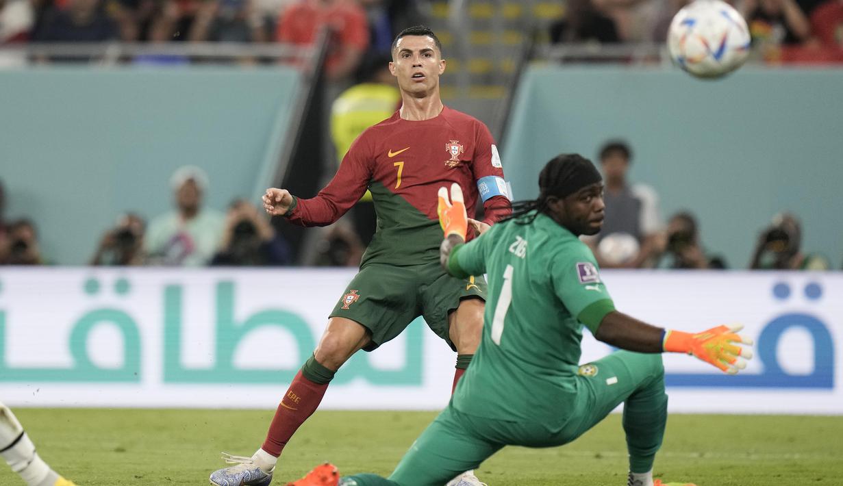 Ronaldo sempat menggetarkan jala gawang Ghana di menit ke-31. Ia memenangkan duel dengan pemain Ghana dan sukses menaklukkan penjaga gawang. Sayangnya wasit tidak mengesahkan gol itu karena Ronaldo dianggap melakukan pelanggaran. (AP Photo/Hassan Ammar)