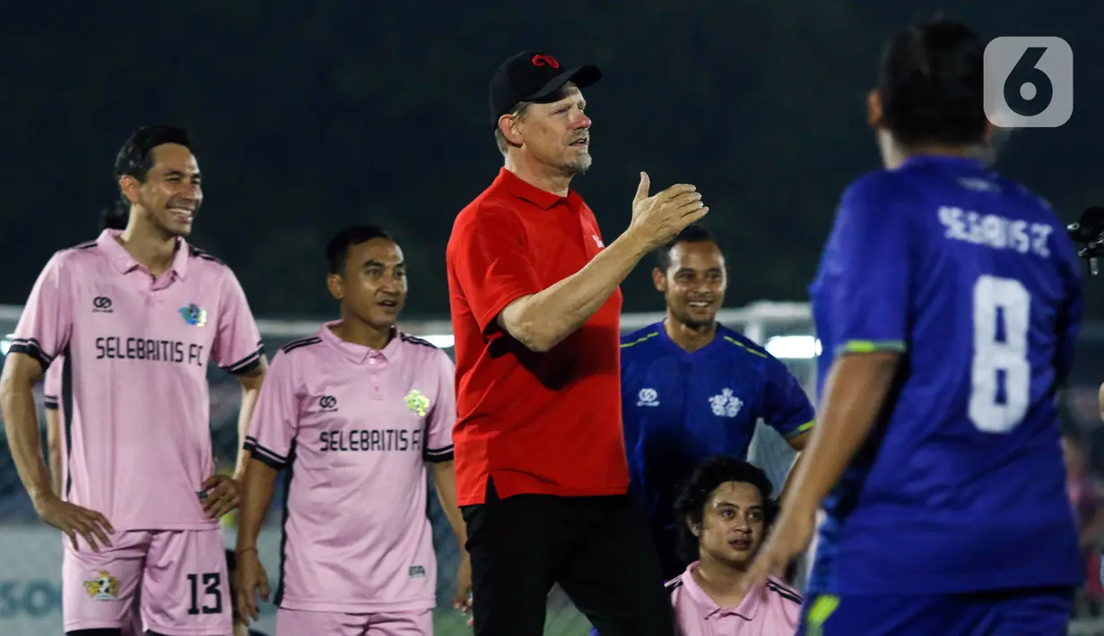 Schmeichel juga memberi saran dan wejangan kepada Selebriti FC. (Liputan6.com/Herman Zakharia)