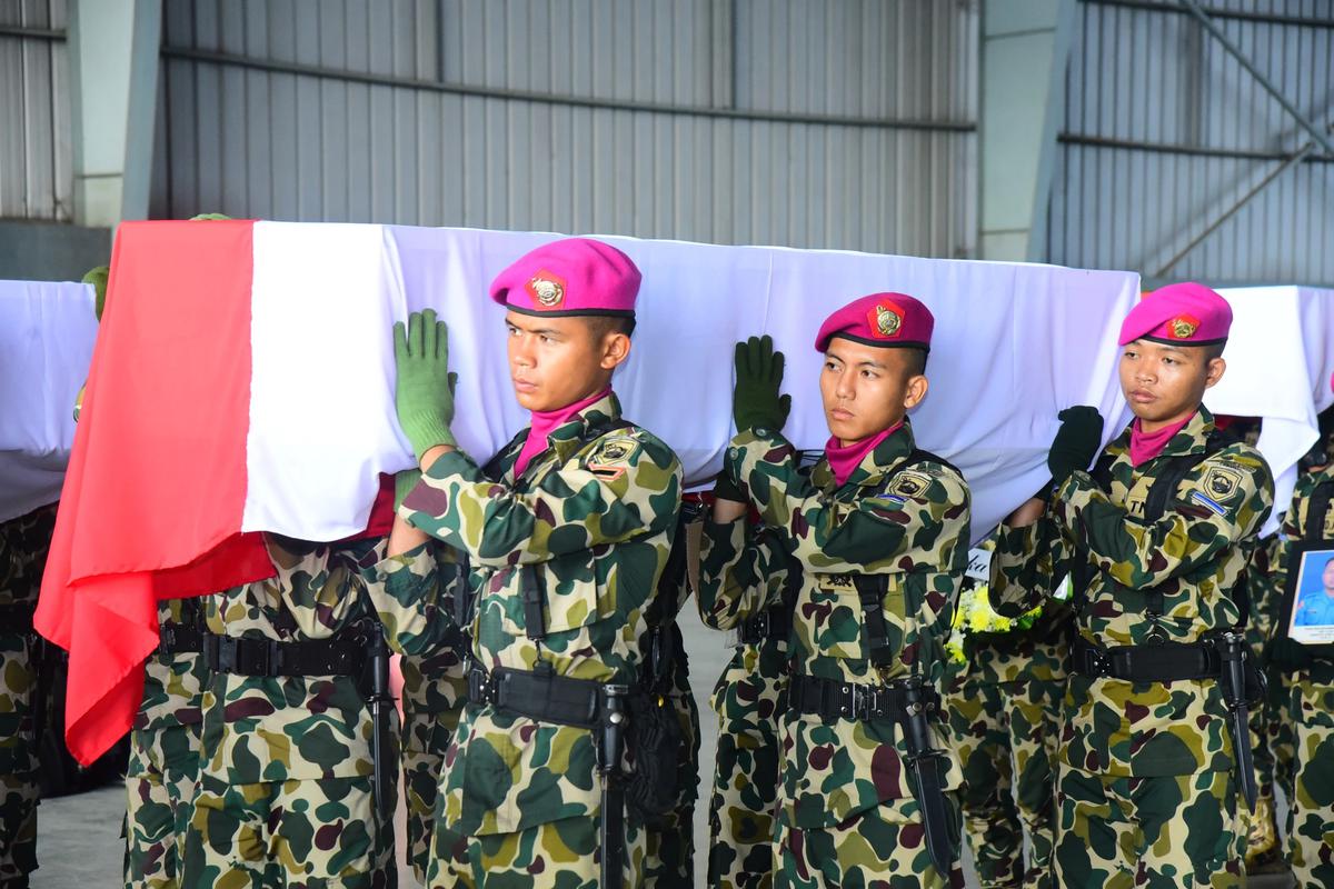 Pangkormar Pimpin Pelepasan Prajurit Marinir yang Gugur saat Longsor Cisarua, TNI AL Beri Penghormatan Militer