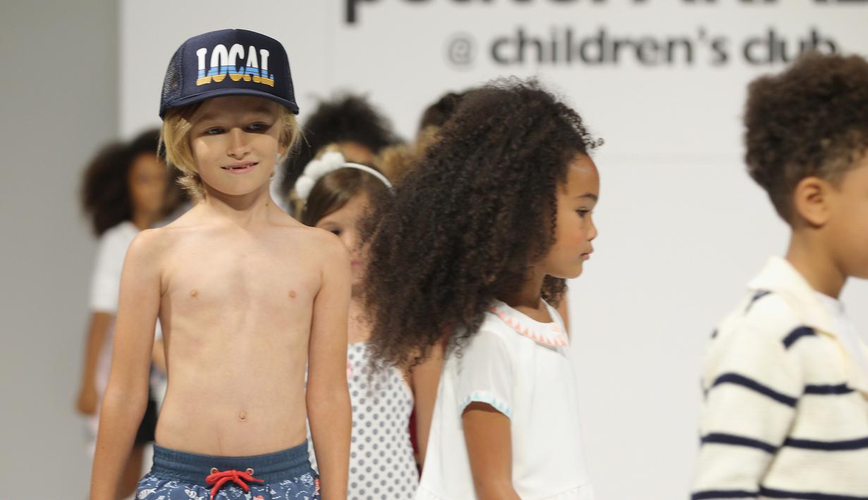 Para model cilik berjalan di atas catwalk membawakan koleksi True Religion pada saat petitePARADE di Children's Club di Jacob Javitz Center di New York City (6/8). (JP Yim / Getty Images untuk petitePARADE / AFP)