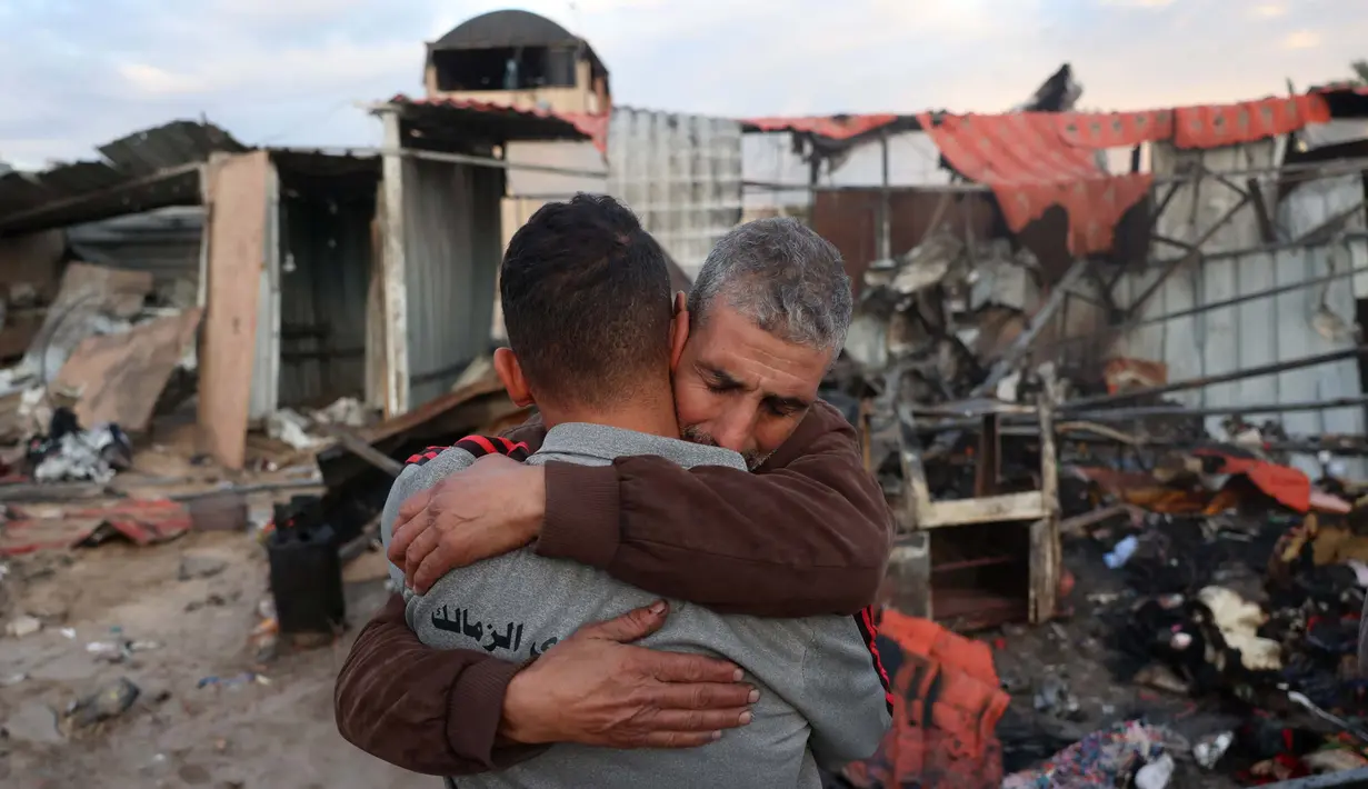 Warga Palestina bereaksi ketika mereka memeriksa kerusakan, sehari setelah serangan Israel, di Mawasi Khan Yunis, Jalur Gaza selatan pada 5 Desember 2024. (BASHAR TALEB/AFP)