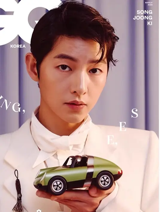 Meski demikian, Song Joong Ki disebut kehilangan aura dudanya setelah menikah. Kamu setuju, Sahabat Fimela?  [instagram/gq_korea]