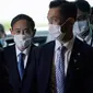 Perdana Menteri Jepang terpilih, Yoshihide Suga (tengah) tiba di kantor perdana menteri di Tokyo, Rabu (16/9/2020). Yoshihide Suga secara resmi terpilih sebagai perdana menteri Jepang dalam pemungutan suara parlemen, menggantikan Shinzo Abe yang mundur karena sakit. (AP Photo/Eugene Hoshiko)