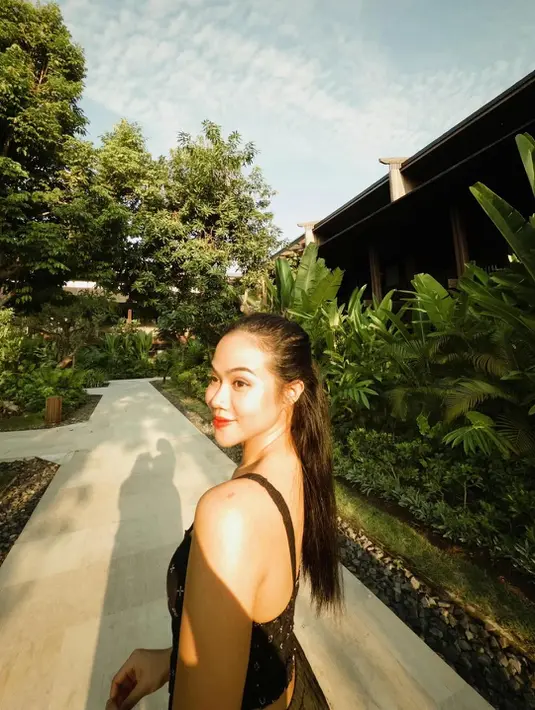 Rambut panjang Yura Yunita diikat half ponytail yang bikin tampilannya sleek rapi namun santai [@yurayunita]