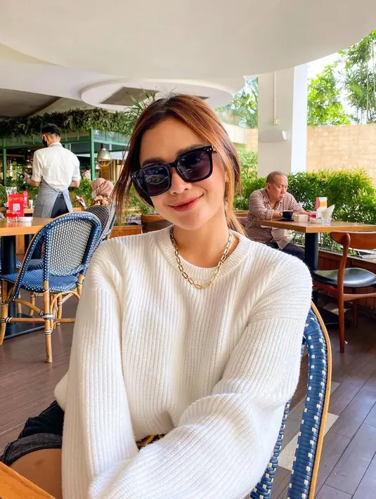Punya hobi menembak seperti Medina Dina, Andi Annisa kerap unggah aktivitasnya selain sibuk dalam berakting. Seperti saat hangout bareng teman di sebuah kafe seperti dalam potretnya ini. Ia pun tampil sederhana dengan sweater putih yang dipadukan dengan kacamata hitam. (Liputan6.com/IG/@andiannsyah)