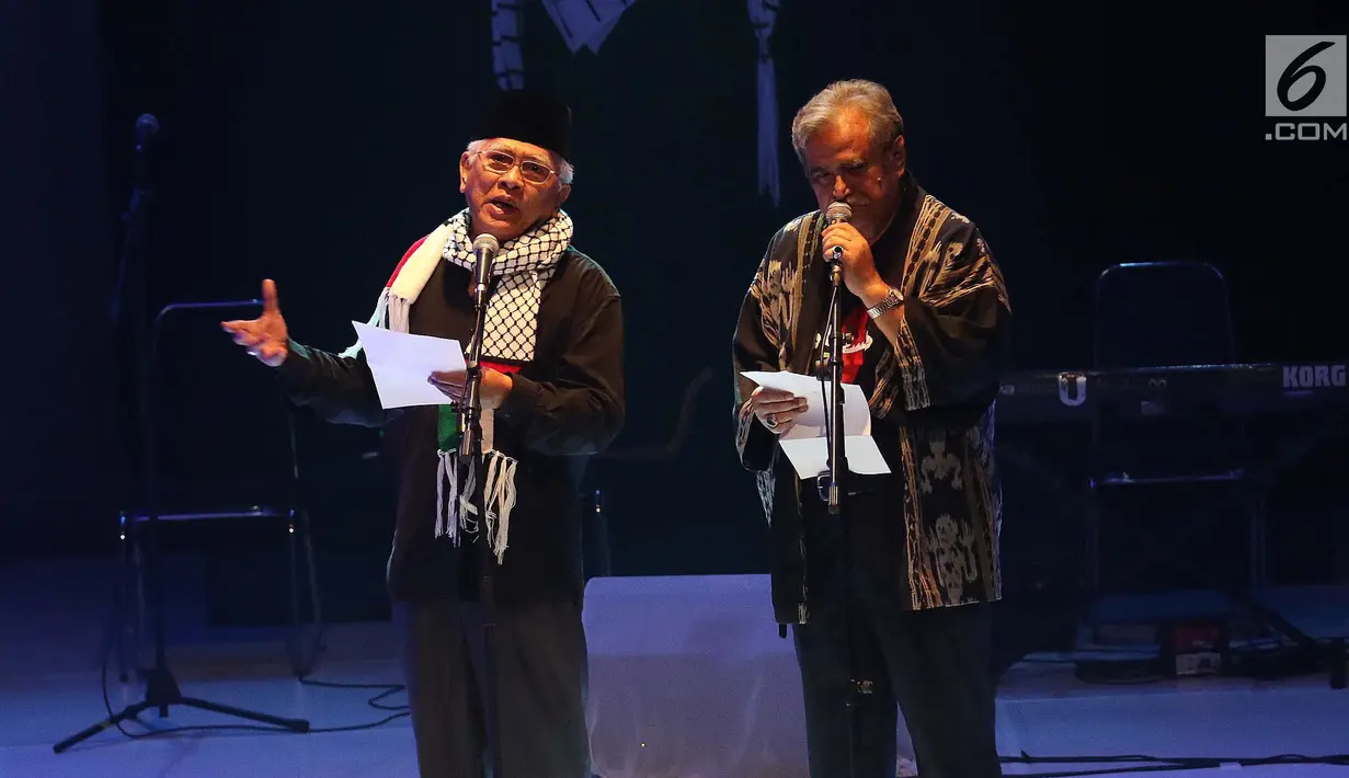 KH Mustofa Bisri atau Gus Mus bersama aktor Slamet Rahardjo membacakan puisi dalam acara doa bersama untuk Palestina di Taman Ismail Marzuki, Jakarta, Kamis (24/8). Sejumlah tokoh hadir dalam acara doa bersama untuk Palestina. (Liputan6.com/Angga Yuniar)