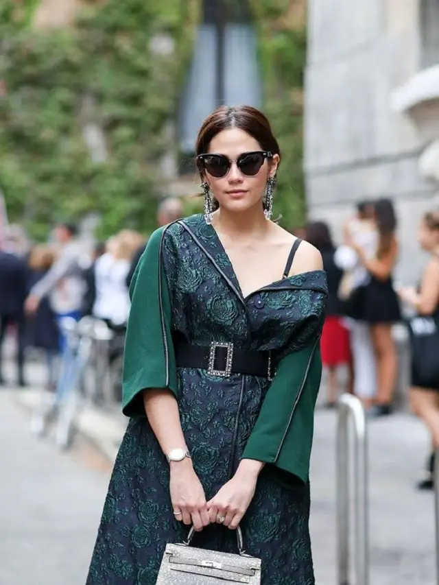 [Bintang] Saat Off-Duty, Cek Inspirasi Padu-padan Blazer yang Jauh dari Kesan Formal