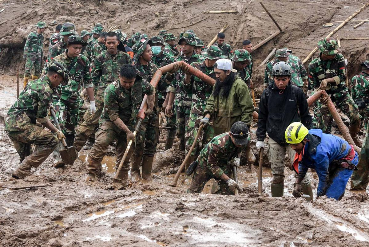 FOTO: Tim SAR Terus Mencari Korban Longsor Pasirlangu