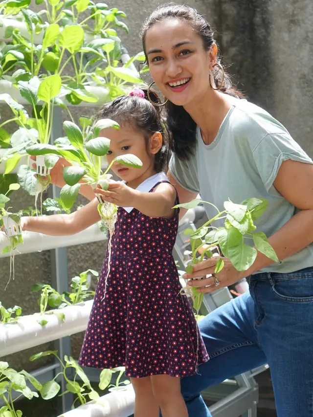 7 Potret Seleb Hobi Berkebun, Bisa Panen Sayur Sendiri di Rumah