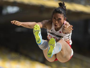 Atlet lompat jauh Indonesia, Maria Londa, melakukan lompatan saat tampil pada ajang SEA Games di Stadion Bukit Jalil, Kuala Lumpur, Jumat (25/8/2017). Maria meraih perak dengan lompatan 6,67 meter. (Bola.com/Vitalis Yogi Trisna)