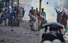 FOTO: Suasana Memanas di Lahore: Pendukung TLP Bentrok dengan Polisi Jelang Pawai Pro-Palestina
