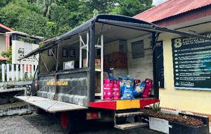 Polisi bikin dapur lapangan untuk bantuk korban banjir di Kepulauan Sitaro