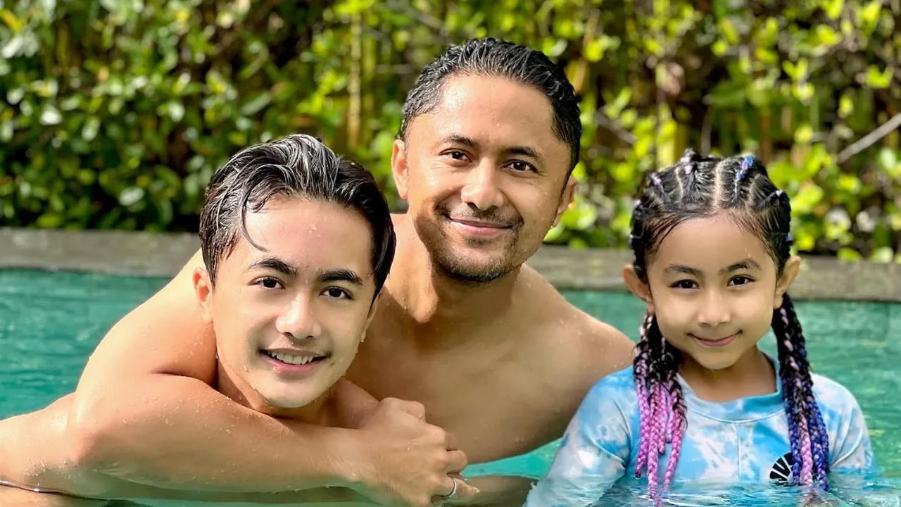Potret Hengky Kurniawan bersama anak perempuannya, Shakila dan juga Bintang. Mereka sedang berenang bersama.<br>