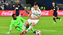 Gelandang Real Madrid, Gareth Bale, berusaha melewati kiper Al-Ain, Khalid Eisa, pada laga final Piala Dunia Antarklub di Stadion Zayed Sports City, Abu Dhabi, Sabtu (22/12). Al-Ain kalah 1-4 dari Madrid. (AFP/Giuseppe Cacace)
