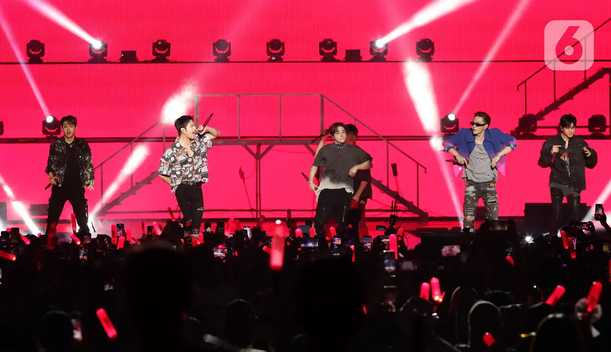 Kelompok penyanyi pria asal Korea Selatan, iKON saat tampil di panggung JISPHORIA yang digelar di Jakarta International Stadium (JIS), Sabtu (1/10/2022). Setelah tiga tahun, iKON akhirnya kembali lagi ke Indonesia untuk bertemu para penggemarnya yang biasa disebut iKONIC. (Liputan6.com/Helmi Fithriansyah)
