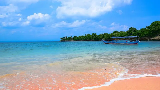 [Bintang] Bukan Putih, 10 Pantai di Dunia Ini Malah Berpasir Pink