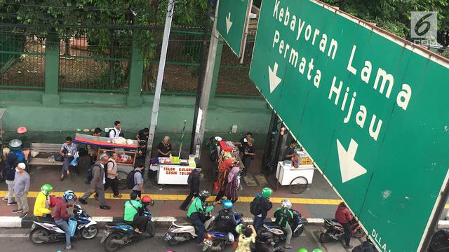 PKL dan Ojek Online Bikin Semrawut Stasiun Palmerah
