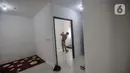 Pekerja saat membersihkan di salah satu unit Kampung Susun Akuarium, Jakarta, Selasa (17/8/2021).  Kampung Susun Akuarium terdiri atas 5 blok dengan total 241 unit hunian dan tiap blok memiliki 32-56 unit hunian tipe 36, termasuk unit khusus disabilitas. (merdeka.com/Iqbal S. Nugroho)