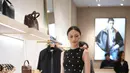 Selain material kulit hadir sebagai elemen kunci, sisi feminin juga ditonjolkan melalui busana yang lebih elegan dengan detail rhinestone. / Foto dok: Sandro.