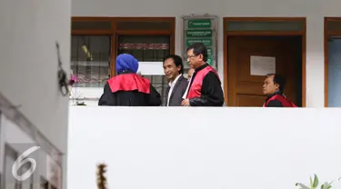 Piyu padi berbincang usai menjalani sidang lanjutan perceraian dengan Florina Limasnax di Pengadilan Negeri Jakarta Selatan, Kamis (19/11). Seperti diketahui, Piyu digugat cerai Flo ke PN Jaksel pada 23 September 2015. (Liputan6.com/Herman Zakharia)