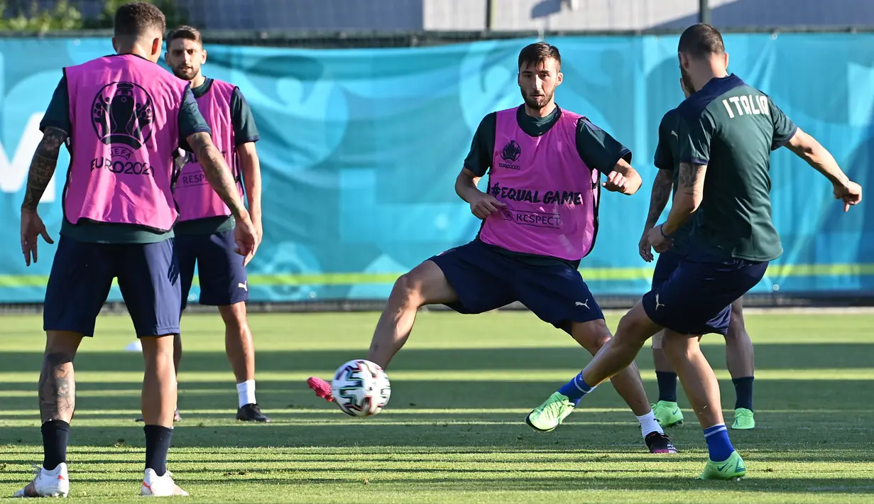 Gelandang timnas Italia, Bryan Cristante mengambil bagian dalam sesi latihan mereka di Acqua Acetosa Sports Center di Roma, Selasa (15/6/2021). Timnas Italia akan meladeni Swiss di Stadio Olimpico, Roma di laga kedua Grup A Euro 2020 pada Kamis, 17 Juni 2021 dini hari WIB. (ANDREAS SOLARO / AFP)