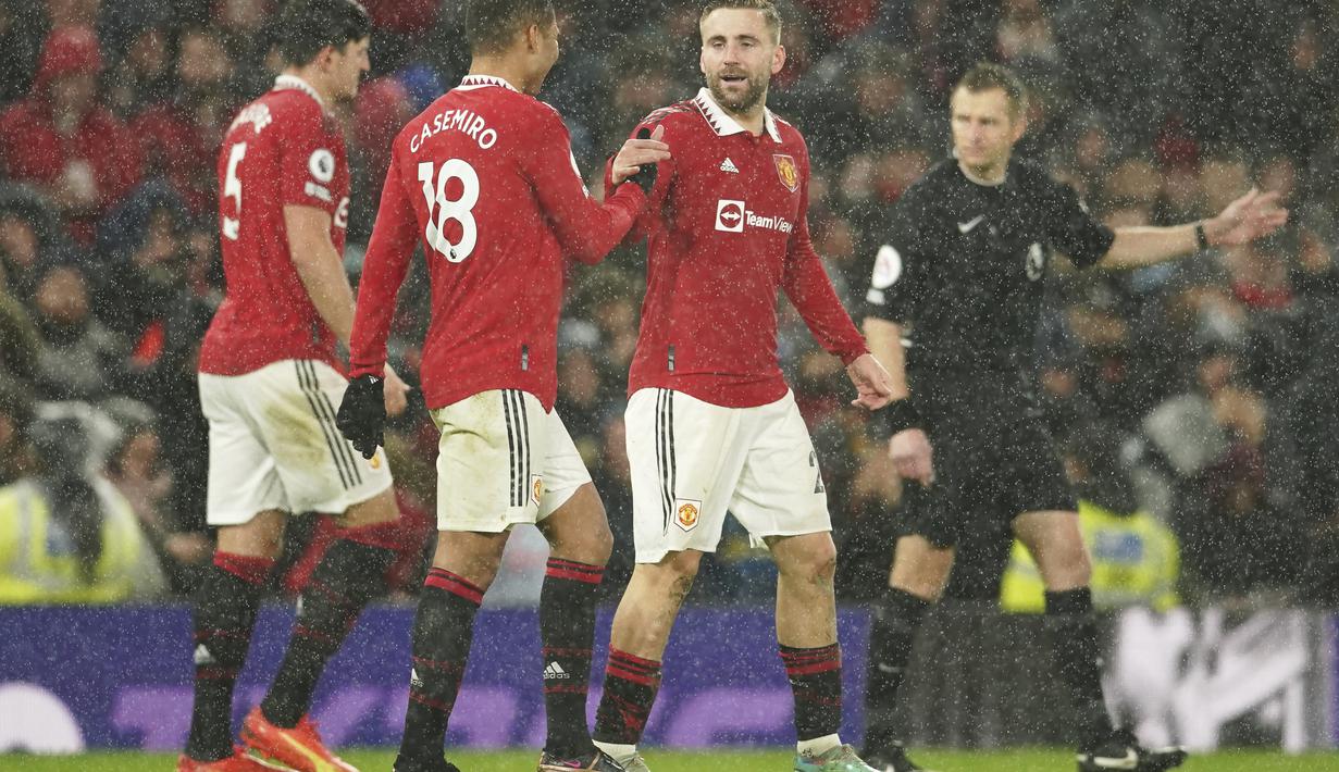 Bek Manchester United, Luke Shaw (kanan) berselebrasi dengan rekan setimnya setelah mencetak gol ke gawang Bournemouth pada pertandingan lanjutan Liga Inggris di Old Trafford di Manchester, Inggris, Rabu (4/1/2023). Tambahan tiga poin membuat MU kukuh di posisi keempat klasemen Liga Inggris dengan 35 poin. (AP Photo/Dave Thompson)