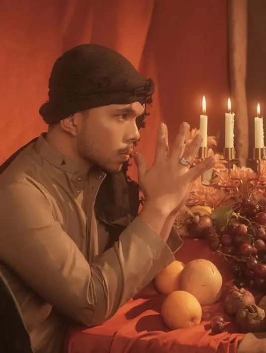 Dengan pose tertentu, Thariq Halilintar juga kenakan beberapa cincin